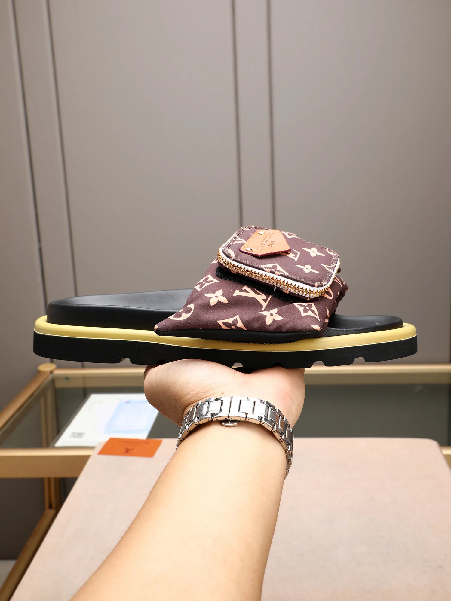 PP400 couple model with drawer box [LOUIS VUITTON] Louis Vuitton, the latest LV official website printed wallet and men's and women's slippers🔥🔥🔥 are now on the market. The drawer box is packed with cloth bags and cards. The upper pattern looks very soft and waxy, and it is a super versatile leg slimming tool. Fabric: Imported denim/down silk cotton embossed, official website pattern printing, lining: water-dyed sheepskin down filling, comfortable to wear, feet: high elastic PU water table. Sole: foam sole, heel height: about 5cm. Size 35-46, 35, 45 and 46 are custom-made and cannot be returned or exchanged. Color: multiple colors available.